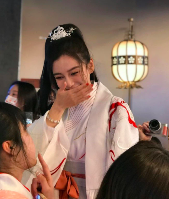 Angelababy rạng rỡ đón sinh nhật cùng fan, Huỳnh Hiểu Minh vắng mặt - 4 Angelababy rạng rỡ đón sinh nhật cùng fan, Huỳnh Hiểu Minh vắng mặt - 4