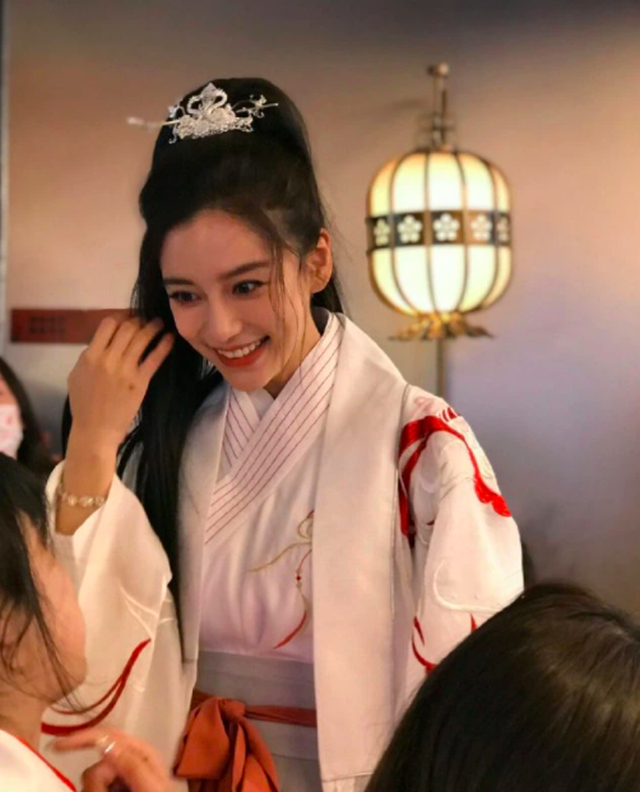Angelababy rạng rỡ đón sinh nhật cùng fan, Huỳnh Hiểu Minh vắng mặt - 5 Angelababy rạng rỡ đón sinh nhật cùng fan, Huỳnh Hiểu Minh vắng mặt - 5