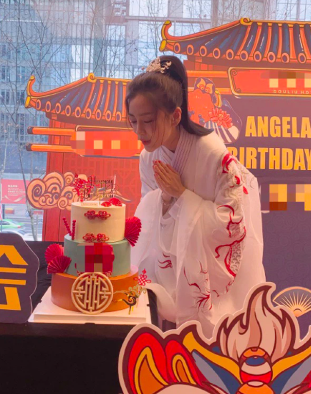 Angelababy rạng rỡ đón sinh nhật cùng fan, Huỳnh Hiểu Minh vắng mặt - 1 Angelababy rạng rỡ đón sinh nhật cùng fan, Huỳnh Hiểu Minh vắng mặt - 1