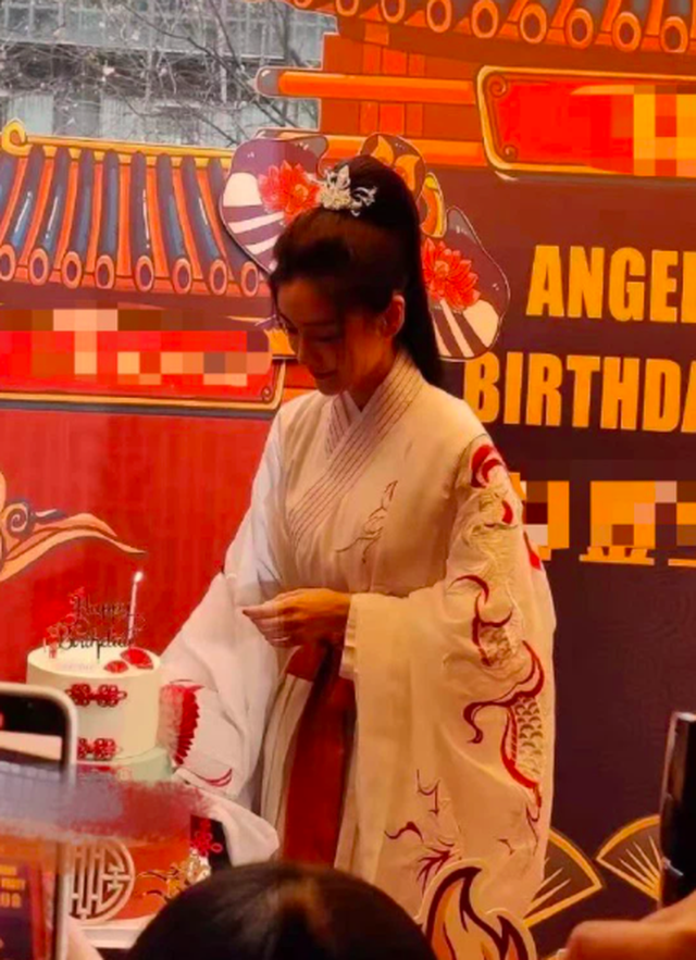Angelababy rạng rỡ đón sinh nhật cùng fan, Huỳnh Hiểu Minh vắng mặt - 2 Angelababy rạng rỡ đón sinh nhật cùng fan, Huỳnh Hiểu Minh vắng mặt - 2