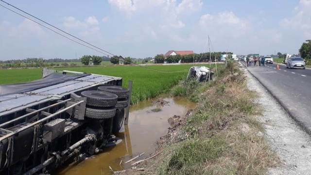 Hai ô tô va chạm rồi lật xuống ruộng, 1 người chết, 7 người bị thương - 1 Hai ô tô va chạm rồi lật xuống ruộng, 1 người chết, 7 người bị thương - 1