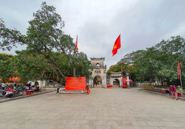 Nam Định: Người làm nghề bán hàng thời vụ ở đền Trần thất thu đầu năm - 1 Nam Định: Người làm nghề bán hàng thời vụ ở đền Trần thất thu đầu năm - 1