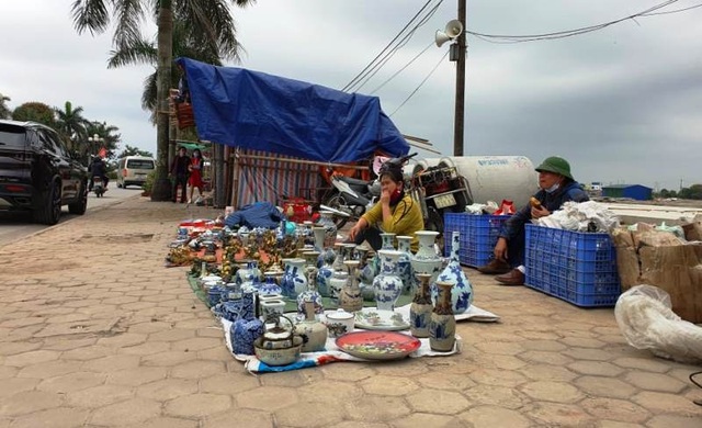 Nam Định: Người làm nghề bán hàng thời vụ ở đền Trần thất thu đầu năm - 4 Nam Định: Người làm nghề bán hàng thời vụ ở đền Trần thất thu đầu năm - 4
