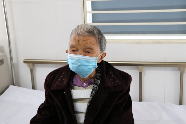 Bơm xi măng vào đốt sống giúp cụ bà 101 tuổi thoát cảnh nằm liệt giường - 1