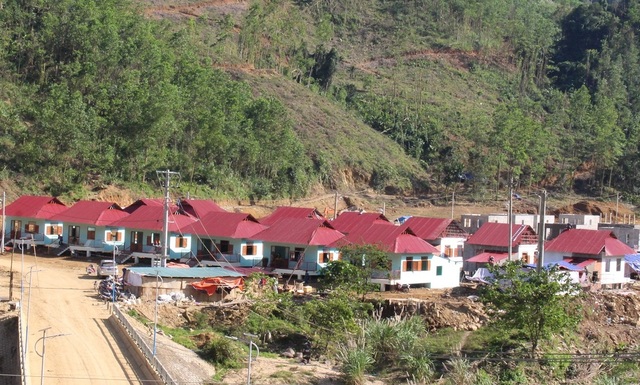 Rừng xanh, mái ngói đỏ, cuộc sống dần hồi sinh ở vùng sạt lở - 1 Rừng xanh, mái ngói đỏ, cuộc sống dần hồi sinh ở vùng sạt lở - 1