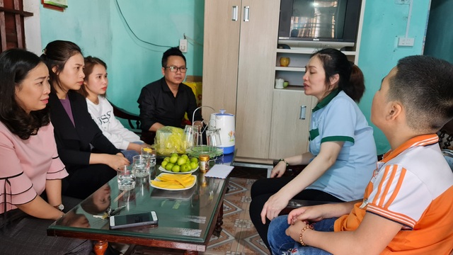 20210226_150356.jpg Nhà báo Nguyễn Duy - Phó trưởng Văn phòng đại diện Báo điện tử Dân trí tại khu vực Bắc Miền Trung cùng cô giáo chủ nhiệm, hội phụ huynh cũ (lớp 4) đến thăm gia đình cháu Gia Bảo.