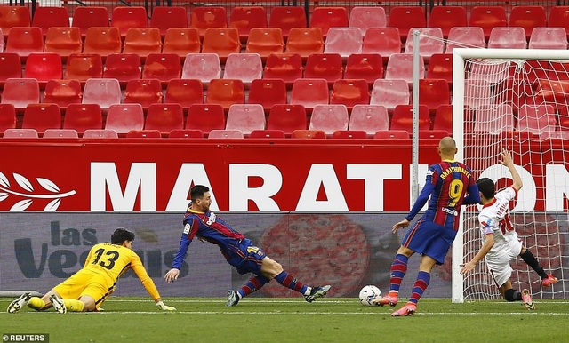 Messi tỏa sáng, Barcelona đánh bại Sevilla và soán ngôi Real Madrid - 4