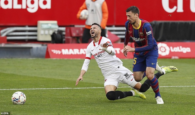 Messi tỏa sáng, Barcelona đánh bại Sevilla và soán ngôi Real Madrid - 1