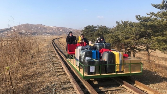 Nhà ngoại giao Nga kể hành trình đẩy xe rời Triều Tiên có một không hai - 1 Nhà ngoại giao Nga kể hành trình đẩy xe rời Triều Tiên có một không hai - 1