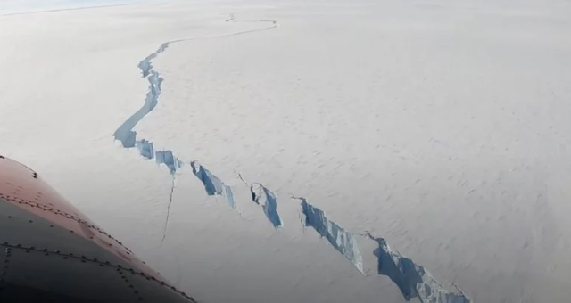 Vết nứt khổng lồ giải phóng tảng băng cực lớn ở Nam Cực - 1