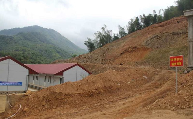 Khẩn trương khắc phục nguy cơ quả đồi sắp đổ xuống trường học, công sở - 5 Khẩn trương khắc phục nguy cơ quả đồi sắp đổ xuống trường học, công sở - 5