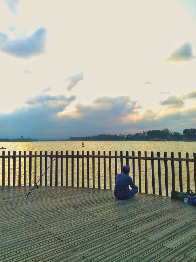 Khung cảnh hoàng hôn đẹp mê hoặc trên sông Hương - 12 Khung cảnh hoàng hôn đẹp mê hoặc trên sông Hương - 12