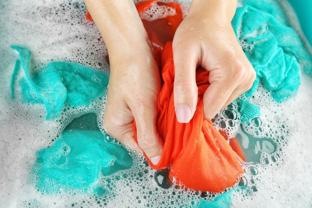 Những mẹo bảo quản quần áo trong ngày mưa ẩm thấp - 2 Những mẹo bảo quản quần áo trong ngày mưa ẩm thấp - 2