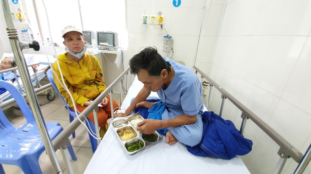 Sức khỏe nghệ sĩ Thương Tín đã tốt hơn sau 2 ngày nhập viện - 1 Sức khỏe nghệ sĩ Thương Tín đã tốt hơn sau 2 ngày nhập viện - 1