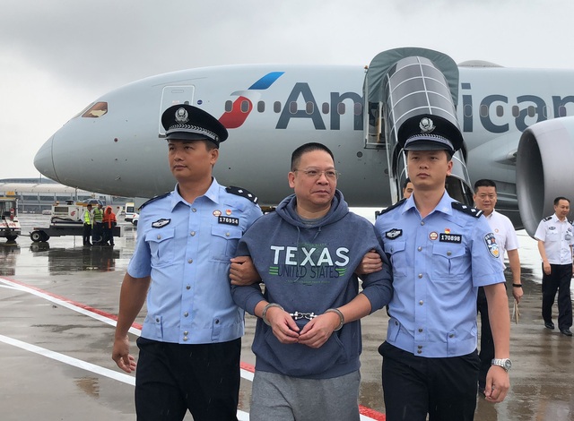 Quan tham Trung Quốc lẩn trốn 17 năm ở Mỹ nhận tội biển thủ 800 triệu USD - 1 Quan tham Trung Quốc lẩn trốn 17 năm ở Mỹ nhận tội biển thủ 800 triệu USD - 1