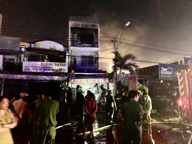 Nhà 3 tầng bốc cháy dữ dội trong đêm, nhiều người bỏ chạy tán loạn - 1 Nhà 3 tầng bốc cháy dữ dội trong đêm, nhiều người bỏ chạy tán loạn - 1