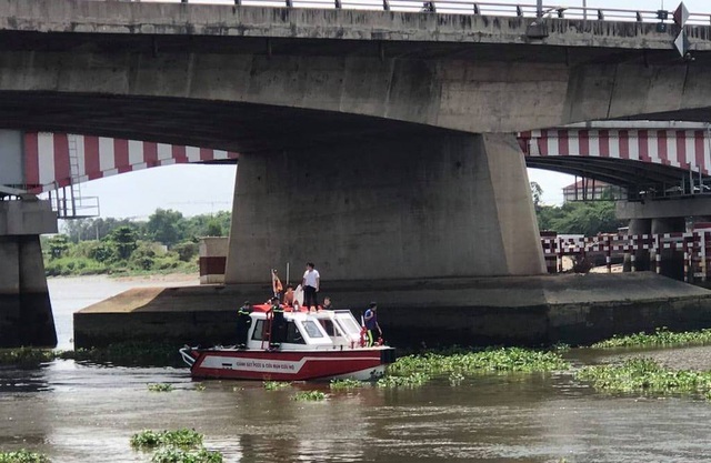 Người đàn ông nhảy cầu để lại thư tuyệt mệnh báo khoản nợ 800 triệu - 2 Người đàn ông nhảy cầu để lại thư tuyệt mệnh báo khoản nợ 800 triệu - 2