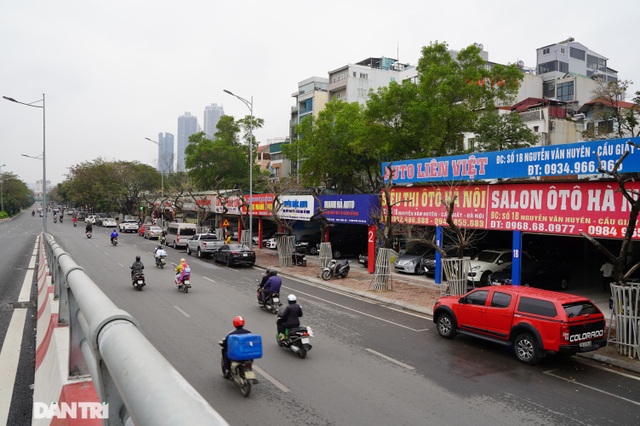 7 cây sưa đỏ quý hiếm trên đường Nguyễn Văn Huyên ở Hà Nội đã chết - 1