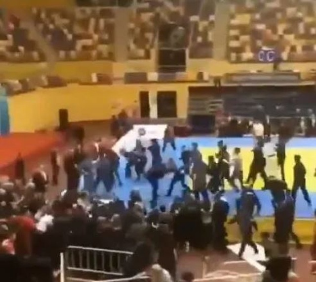 Bị khiêu khích, võ sĩ leo rào đấm luôn cả khán giả - 1 Bị khiêu khích, võ sĩ leo rào đấm luôn cả khán giả - 1