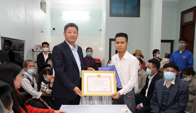 Người hùng cứu bé gái 3 tuổi nhận huy hiệu Tuổi trẻ dũng cảm - 2 Người hùng cứu bé gái 3 tuổi nhận huy hiệu Tuổi trẻ dũng cảm - 2