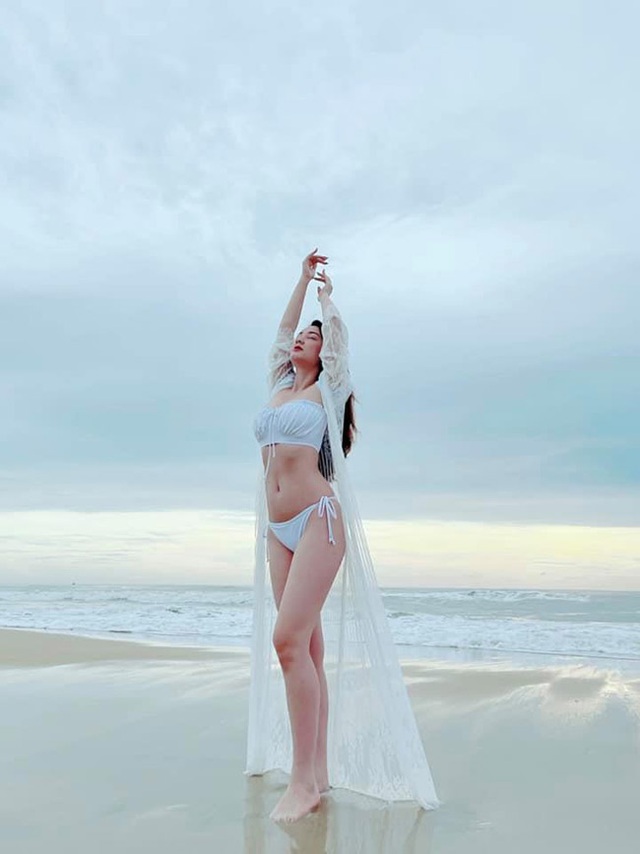 Loạt ảnh bikini nóng bỏng của cô gái mặc áo dài đẹp như Mai Phương Thúy - 10 Loạt ảnh bikini nóng bỏng của cô gái mặc áo dài đẹp như Mai Phương Thúy - 10