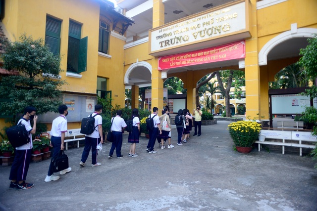 Chùm ảnh: Học sinh Sài Gòn háo hức trở lại trường sau gần 1 tháng nghỉ Tết - 2 Chùm ảnh: Học sinh Sài Gòn háo hức trở lại trường sau gần 1 tháng nghỉ Tết - 2
