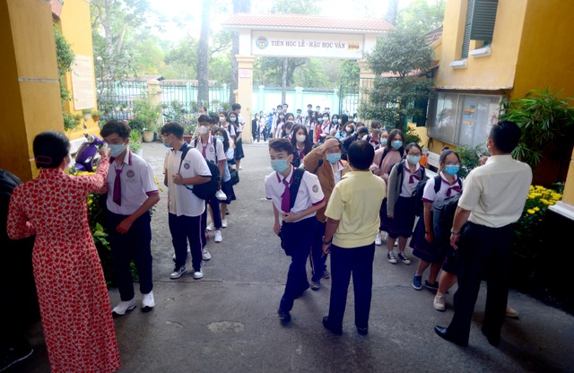 Chùm ảnh: Học sinh Sài Gòn háo hức trở lại trường sau gần 1 tháng nghỉ Tết - 4 Chùm ảnh: Học sinh Sài Gòn háo hức trở lại trường sau gần 1 tháng nghỉ Tết - 4