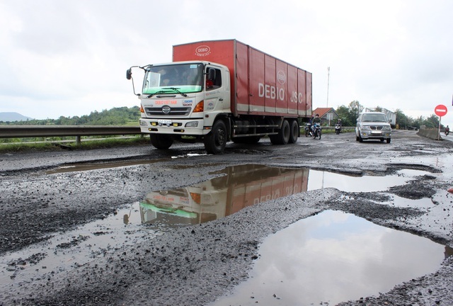 Xem xét thu hồi ủy thác quyền quản lý các tuyến quốc lộ xảy ra hư hỏng - 1 Xem xét thu hồi ủy thác quyền quản lý các tuyến quốc lộ xảy ra hư hỏng - 1