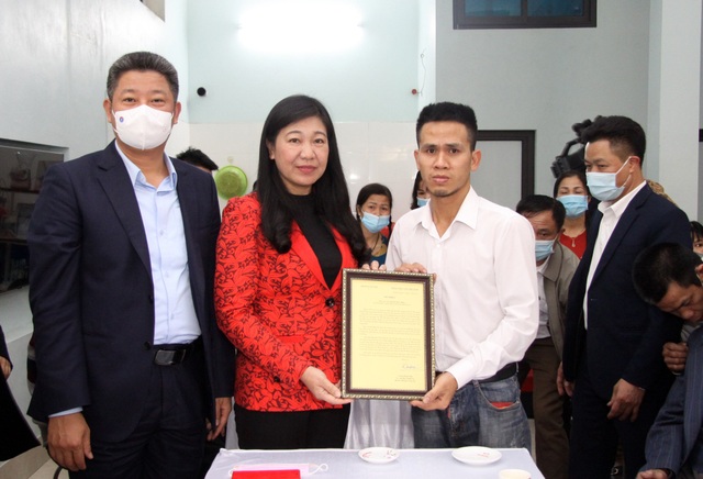 Người hùng cứu bé gái 3 tuổi nhận huy hiệu Tuổi trẻ dũng cảm - 1 Người hùng cứu bé gái 3 tuổi nhận huy hiệu Tuổi trẻ dũng cảm - 1