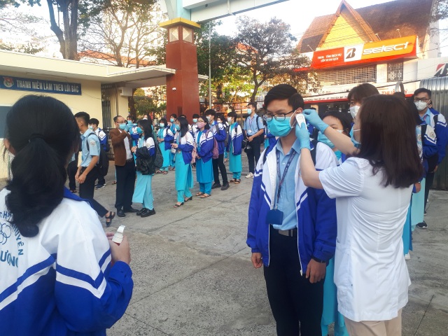 Học sinh ở vùng dịch vắng nhiều trong ngày đầu đi học trở lại - 1 Học sinh ở vùng dịch vắng nhiều trong ngày đầu đi học trở lại - 1