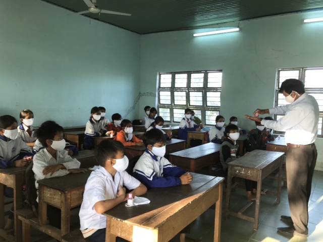 Học sinh ở vùng dịch vắng nhiều trong ngày đầu đi học trở lại - 4 Học sinh ở vùng dịch vắng nhiều trong ngày đầu đi học trở lại - 4