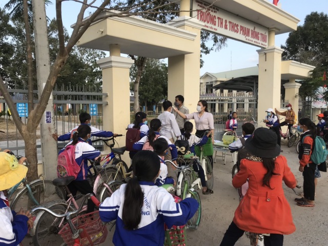 Học sinh ở vùng dịch vắng nhiều trong ngày đầu đi học trở lại - 2 Học sinh ở vùng dịch vắng nhiều trong ngày đầu đi học trở lại - 2