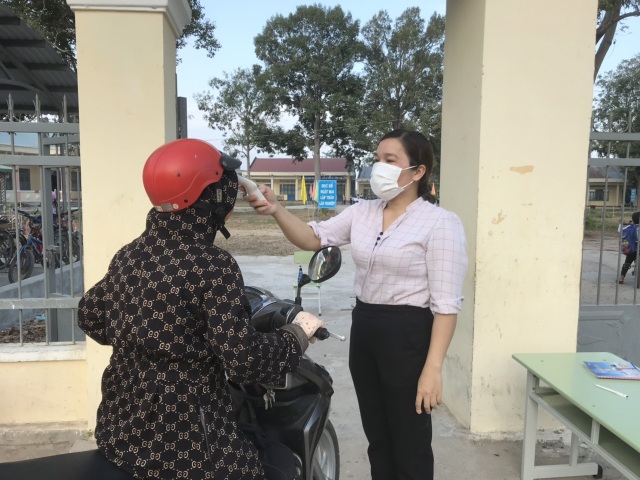 Học sinh ở vùng dịch vắng nhiều trong ngày đầu đi học trở lại - 3 Học sinh ở vùng dịch vắng nhiều trong ngày đầu đi học trở lại - 3