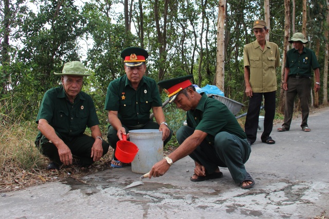 Biệt đội vá lộ với 30.000 đồng lương hưu của các cựu binh U70 ở Cà Mau - 4 Biệt đội vá lộ với 30.000 đồng lương hưu của các cựu binh U70 ở Cà Mau - 4