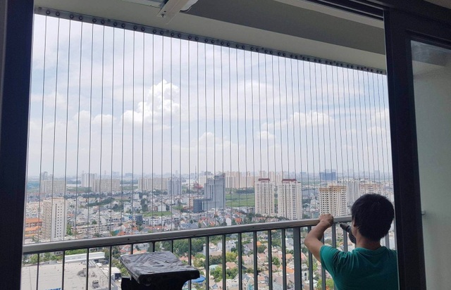 Sau vụ bé gái rơi ở chung cư: Lắp lưới ban công đến đêm vẫn chưa hết khách - 2 Sau vụ bé gái rơi ở chung cư: Lắp lưới ban công đến đêm vẫn chưa hết khách - 2