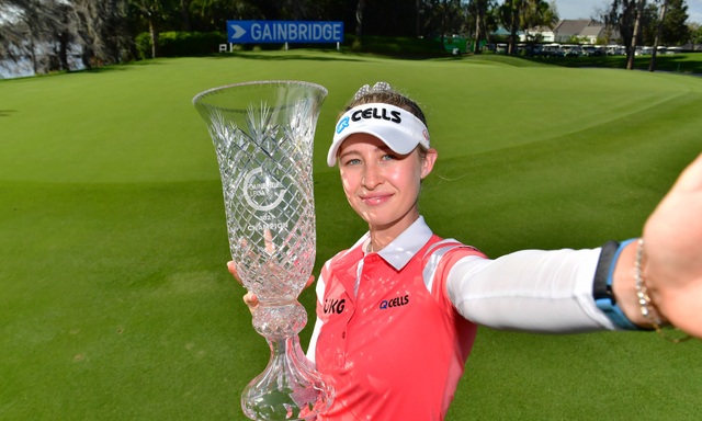Vẻ đẹp hút hồn của nữ golf thủ 16 tuổi vừa đoạt Cúp Gainbridge LPGA - 6 Vẻ đẹp hút hồn của nữ golf thủ 16 tuổi vừa đoạt Cúp Gainbridge LPGA - 6