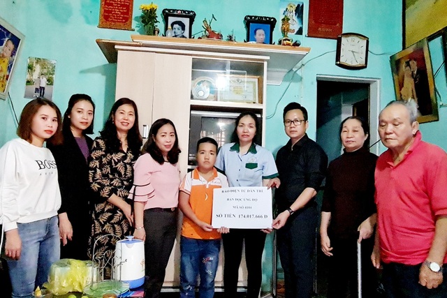 Nhà báo Nguyễn Duy - Phó trưởng Văn phòng đại diện Báo điện tử Dân trí tại khu vực Bắc Miền Trung trao hơn 174 triệu đồng tới gia đình chị Trần Thị Nga.jpeg Nhà báo Nguyễn Duy - Phó trưởng Văn phòng đại diện Báo điện tử Dân trí tại khu vực Bắc Miền Trung trao hơn 174 triệu đồng tới gia đình chị Trần Thị Nga.jpeg