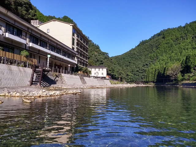Nơi du khách tự đào bể tắm onsen giữa dòng sông - 1