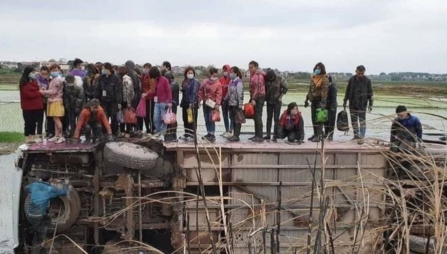 Xe chở công nhân lật xuống ruộng, hàng chục người chen chân trên thành xe - 1 Xe chở công nhân lật xuống ruộng, hàng chục người chen chân trên thành xe - 1