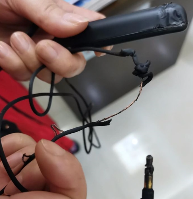 Tai nghe phát nổ do lỗi kinh điển nhiều người dùng gặp phải - 2 Tai nghe phát nổ do lỗi kinh điển nhiều người dùng gặp phải - 2