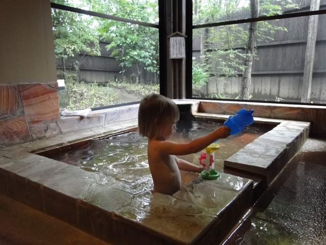 Làm thế nào để trẻ em cũng được trải nghiệm tắm onsen? - 1 Làm thế nào để trẻ em cũng được trải nghiệm tắm onsen? - 1
