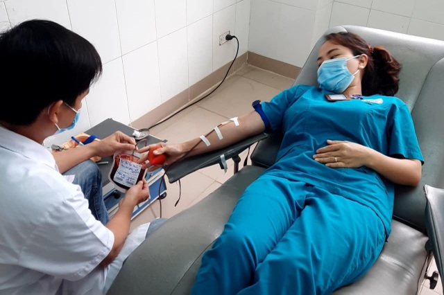 Bác sĩ, điều dưỡng hiến gần 1 lít máu cứu 2 bệnh nhân nguy kịch - 1 Bác sĩ, điều dưỡng hiến gần 1 lít máu cứu 2 bệnh nhân nguy kịch - 1