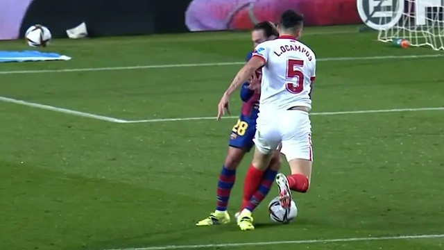 Tranh cãi nảy lửa về hai tình huống Barcelona hưởng lợi trước Sevilla - 1 Tranh cãi nảy lửa về hai tình huống Barcelona hưởng lợi trước Sevilla - 1