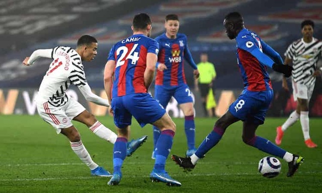 Man Utd bất ổn khi hai ngôi sao cãi vã, quát mắng nhau trên sân - 2