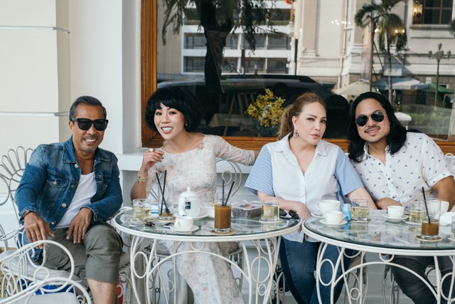 Thanh Hà dành nụ hôn ngọt ngào cho bạn trai khi cùng đi dạo phố - 1 Thanh Hà dành nụ hôn ngọt ngào cho bạn trai khi cùng đi dạo phố - 1