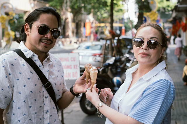 Thanh Hà dành nụ hôn ngọt ngào cho bạn trai khi cùng đi dạo phố - 2 Thanh Hà dành nụ hôn ngọt ngào cho bạn trai khi cùng đi dạo phố - 2