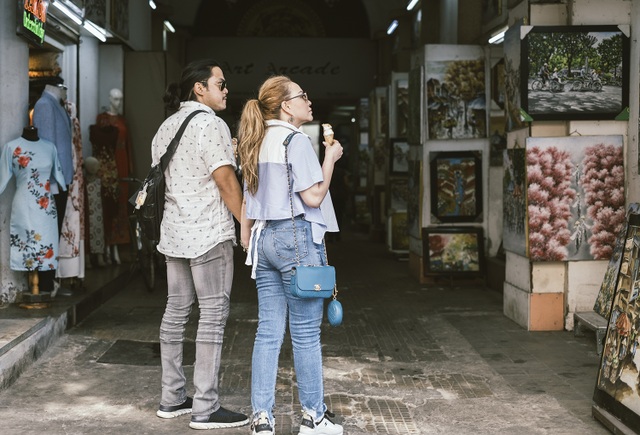 Thanh Hà dành nụ hôn ngọt ngào cho bạn trai khi cùng đi dạo phố - 6 Thanh Hà dành nụ hôn ngọt ngào cho bạn trai khi cùng đi dạo phố - 6