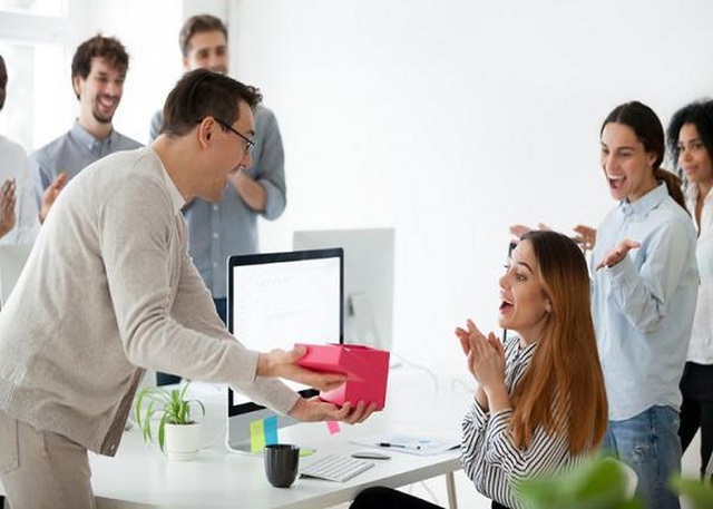 Muốn nghỉ làm để đi chơi, nữ nhân viên nhận quà khủng từ sếp nước ngoài - 1 Muốn nghỉ làm để đi chơi, nữ nhân viên nhận quà khủng từ sếp nước ngoài - 1