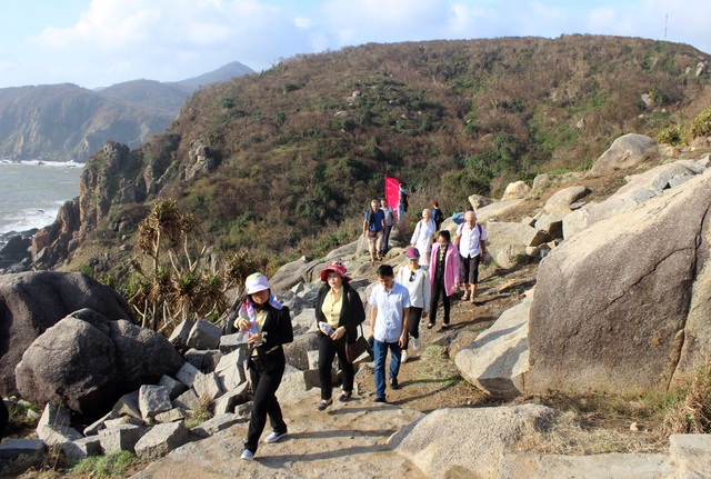 Spectacular scene at the place where the first sunrise on the Vietnamese mainland - 3