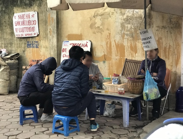 Trà đá vỉa hè ở Hà Nội vẫn ngang nhiên bày bán bất chấp lệnh cấm - 1